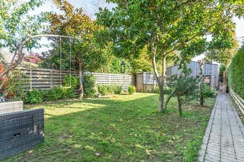 4 bed property, in Hook Lane, £360,000