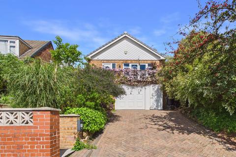3 bed property, in Mays Avenue, £305,000