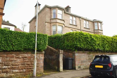 2 bed property, in Victoria Rd, £220,000
