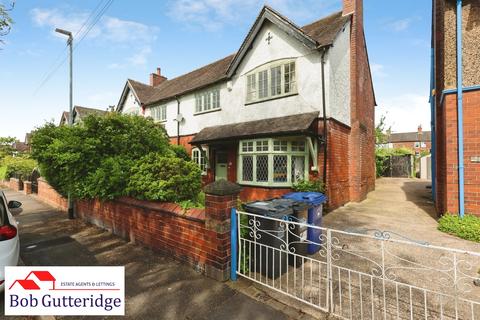 3 bed property, in Watlands Avenue, £230,000