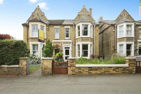 4 bed property, in Broadway, £425,000