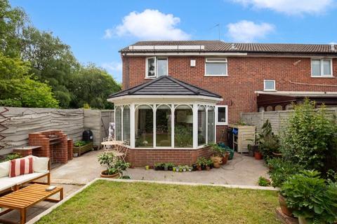 1 bed property, in Rockstowes Way, £280,000
