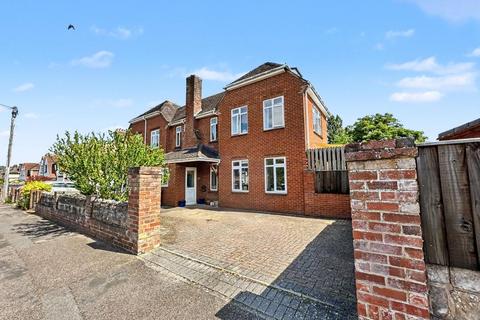 3 bed property, in 12 Broadway, £325,000