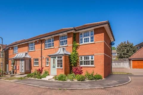 4 bed property, in Sandwick Close, £869,950