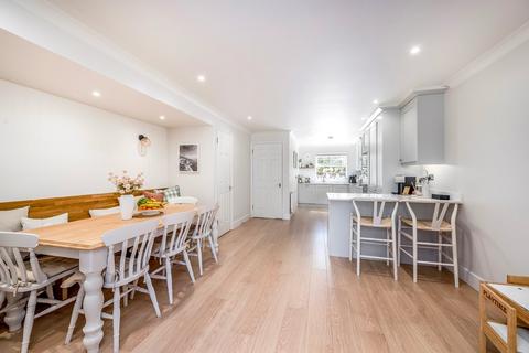 4 bed property, in Sandwick Close, £869,950