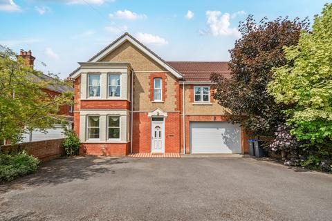 5 bed property, in Harnham Road, £935,000