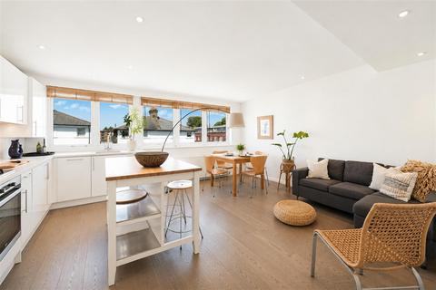 2 bed property, in Lower Richmond Road, £535,000