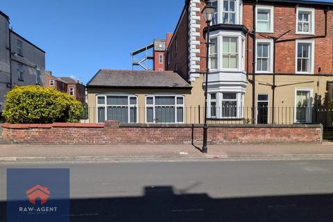 2 bed property, in Kenworthys Flats, £120,000