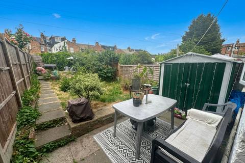 1 bed property, in Glebe Road, £375,000