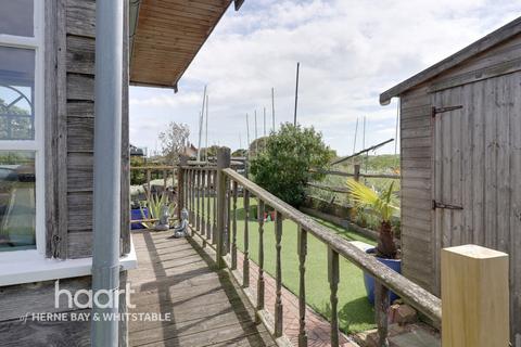1 bed property, in Whitstable CT5, £325,000