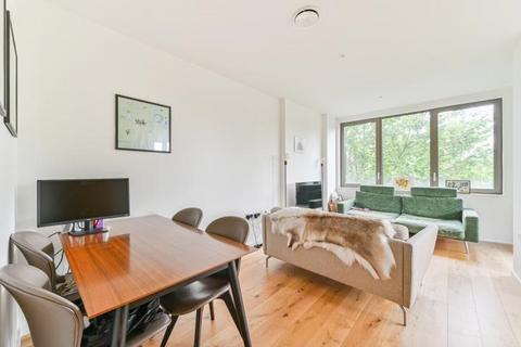 2 bed property, in Camberwell Passage, £360,000
