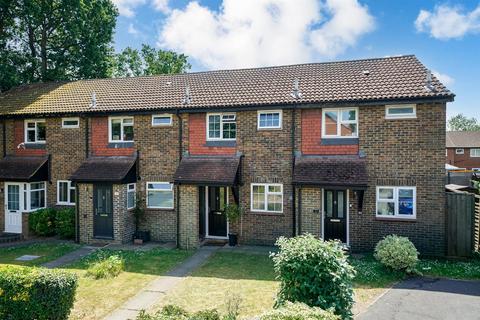 2 bed property, in Oak Green, £450,000