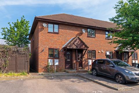 2 bed property, in St. James Court, £300,000