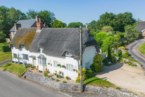 3 bed property, in High Street, £475,000