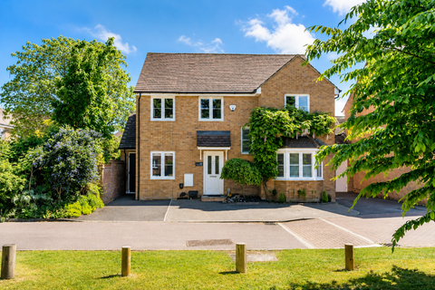 4 bed property, in Old School Drive, £950,000
