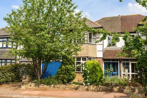 3 bed property, in Westland Drive, £800,000