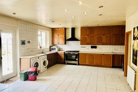 6 bed property, in London W7, £900,000