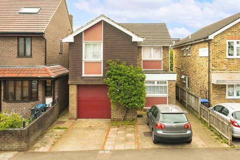2 bed property, in Woodside, £720,000