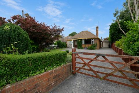 3 bed property, in Staplewood Lane, £465,000