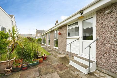2 bed property, in Henver Road, £265,000