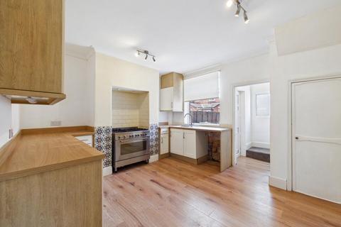 2 bed property, in Robin Hood Street, £125,000