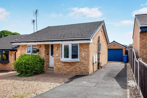2 bed property, in Heyhouse Drive, £220,000