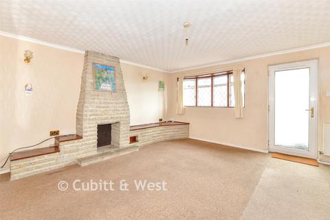 4 bed property, in The Pitcroft, £270,000
