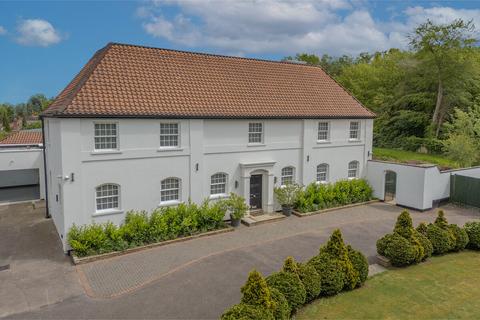 6 bed property, in Stoughton Drive South, £2,000,000