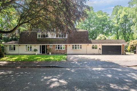 5 bed property, in Cloister Walk, £895,000