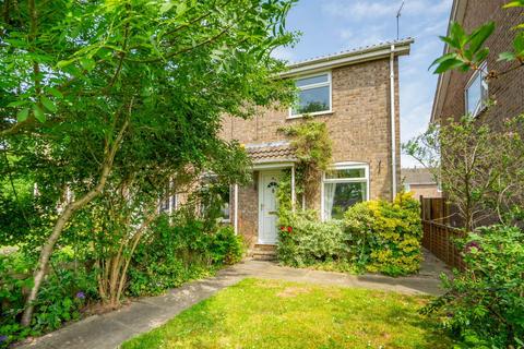 2 bed property, in Sycamore Close, £230,000
