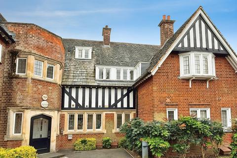 1 bed property, in Honeywell Close, £120,000