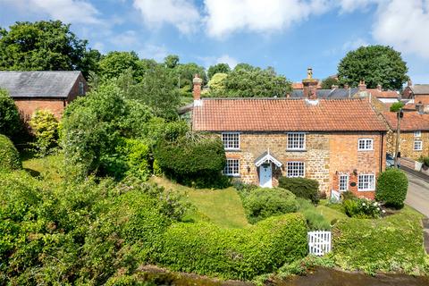 3 bed property, in Main Street, £575,000