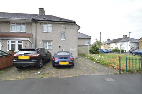 3 bed property, in Fieldway, £450,000