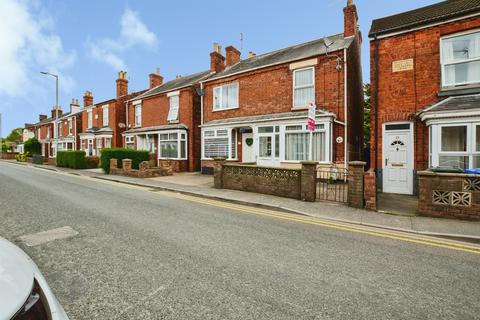 3 bed property, in Robin Hoods Walk, £135,000