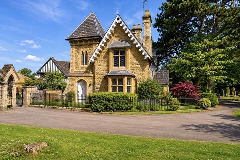 3 bed property, in Cemetary Lodge, £300,000