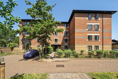 3 bed property, in Holywell Close, £450,000