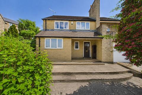 3 bed property, in Oak Tree Gardens, £475,000