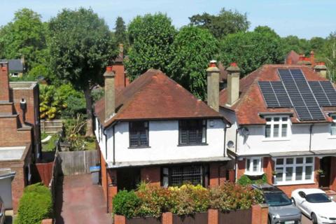 4 bed property, in Bridge Road, £749,950