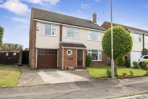 5 bed property, in Thame, £725,000