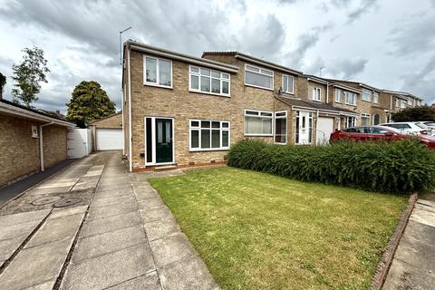 3 bed property, in Brandon Close, £180,000