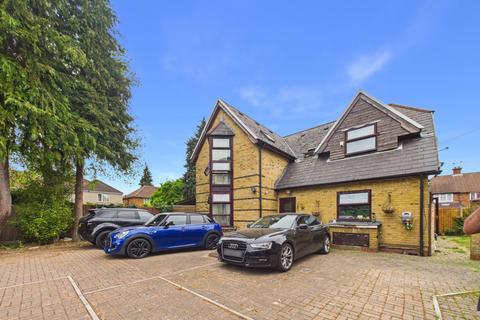 3 bed property, in Raymond Road, £750,000