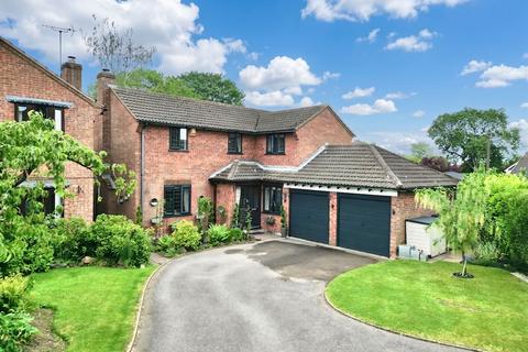 4 bed property, in Cloisters, £440,000