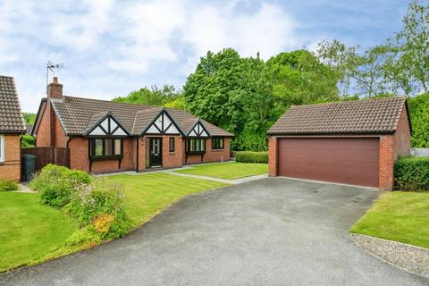 3 bed property, in Sandicroft Close, £425,000