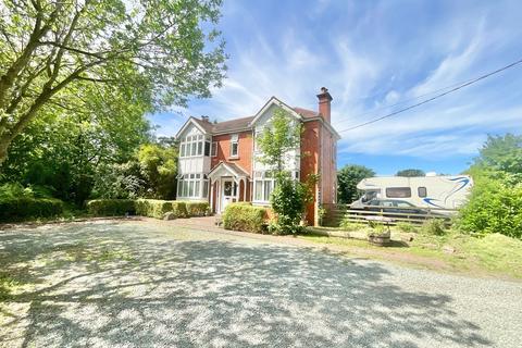 4 bed property, in Rosehill Road, £675,000
