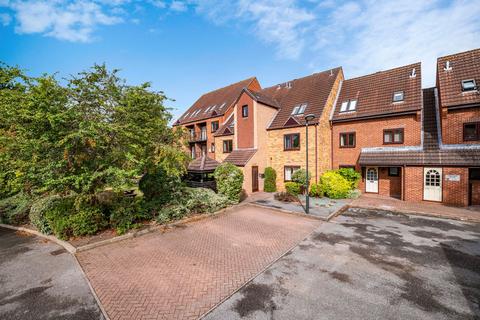 1 bed property, in Kingfisher Wharf, £120,000