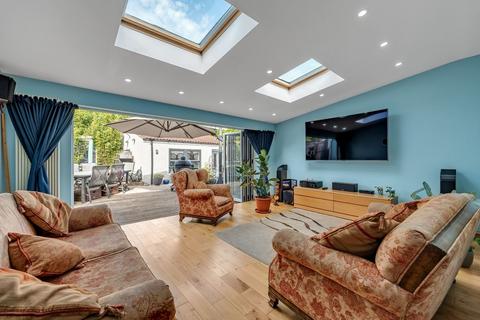 3 bed property, in Ravenglass Crescent, £400,000