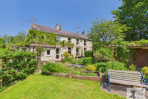 3 bed property, in Tregroes, £325,000