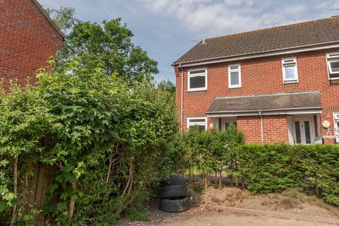 2 bed property, in Bluebell Gardens, £225,000