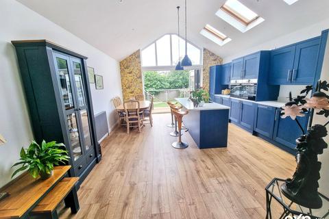 3 bed property, in Castlewood Avenue, £425,000
