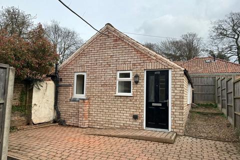 2 bed property, in Lynn Road, £100,000
